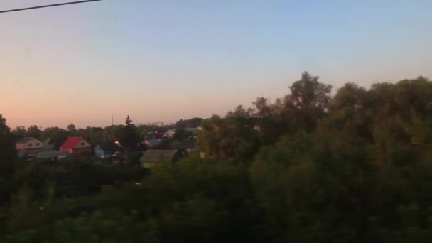 Zicht Russische Buitenwijk Vanuit Het Treinraam Bij Zonsondergang — Stockvideo