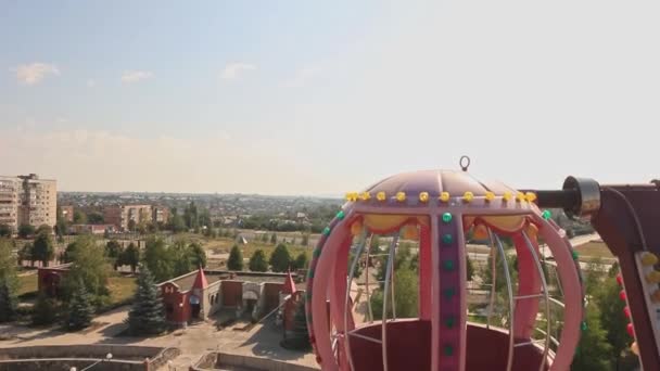 Plimbare Roată Ferris Într Oraș Provincial Din Rusia — Videoclip de stoc