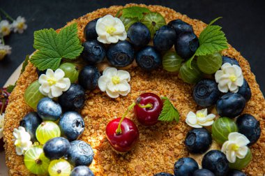 Koyu arkaplanda güzel ve parlak bir pasta..