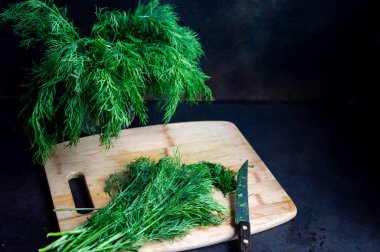 Koyu arkaplanda doğal yeşillik.