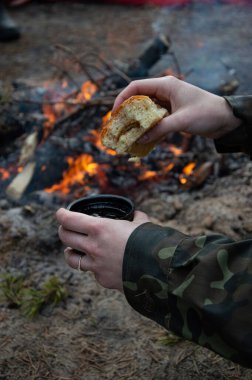 Kamp ateşi ve barbeküyle doğada piknik.