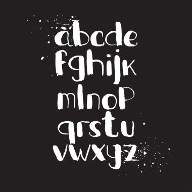 Alfabe. Koyu arka plan üzerinde izole el çizilen harf.