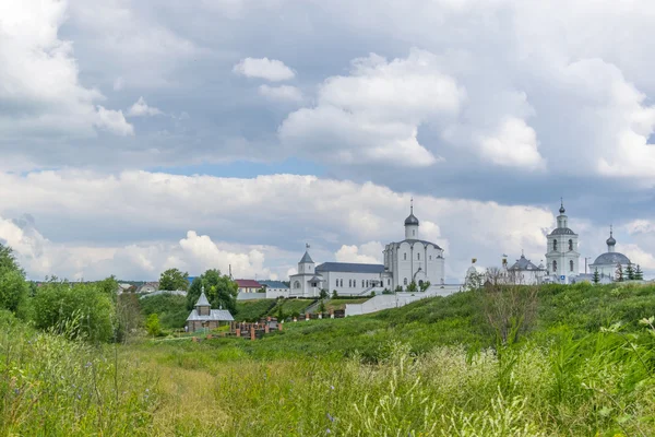 Пейзаж з Російською православною церквою і хмарним небом. — стокове фото