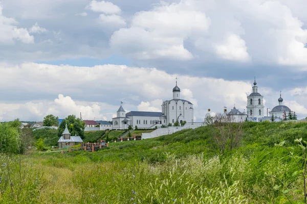 Пейзаж з Російською православною церквою і хмарним небом. — стокове фото