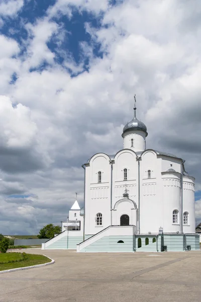 Пейзаж з Російською православною церквою і хмарним небом. — стокове фото