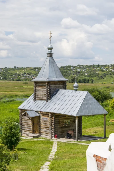 Пейзаж з Російською православною церквою і хмарним небом. — стокове фото