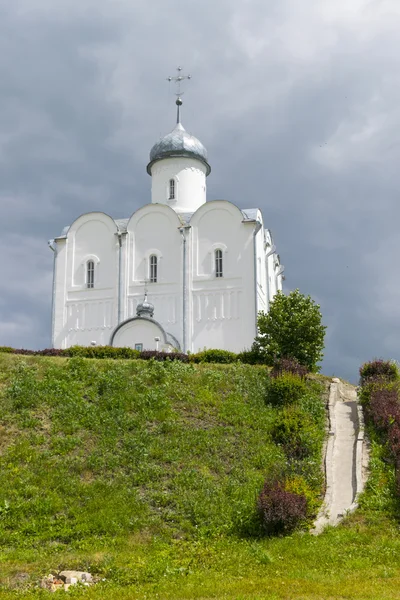 Пейзаж з Російською православною церквою і хмарним небом. — стокове фото