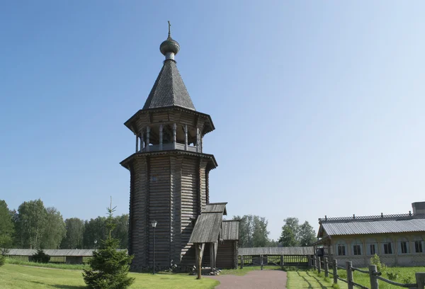 Дерев'яна церква. Пам'ятник дерев'яній архітектурі . — стокове фото