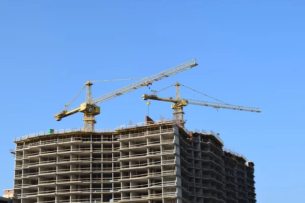 Dois guindaste de elevação e construção em construção. — Fotografia de Stock