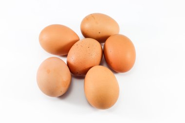 altı beyaz arka plan üzerinde yumurta