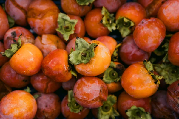 Taze hurma ve sepetlerde kaki, yakın zamanda açık havada hasat edilmiş.