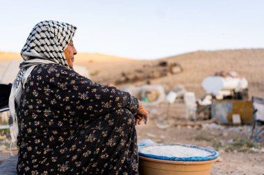 Ramallah, Filistin - 29 Ekim 2025: Filistin kırsalında unlu Filistin pizzası pişiren bedevi kadına yakın çekim