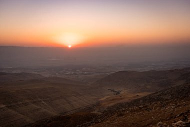 Gün batımında, Filistin çölünde İsrail tarafından işgal edilen muhteşem Batı Şeria manzarası.