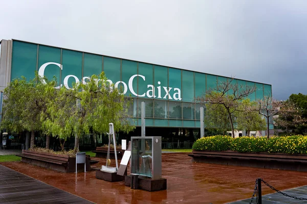 Barselona, İspanya - 17 Ocak 2025: Cosmocaixa müzesinin dışı bulutlu bir günde görülür