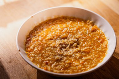 Tereyağlı ve biberiyeli ev yapımı balkabaklı risotto. Geleneksel İtalyan mutfağı.