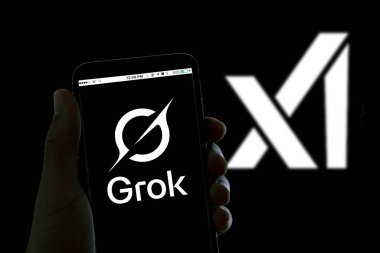 Barselona, İspanya - 4 Şubat 2026: Bu resimde AI Chatbot Grok 'un X' teki logosu bir akıllı telefon ekranında görülüyor.