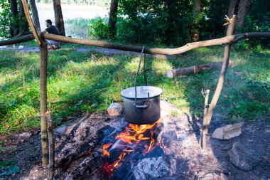 kamp ateşi, ateşi, kamp ateşi, kamp ateşi orman, kırmızı yangın, yangın gece, çorba, kamp, pot, pot açık havada yemek yanıyor