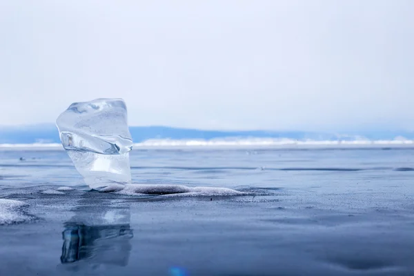 Ένα διαφανές κομμάτι πάγου στην επιφάνεια του μπλε κατεψυγμένα λίμνη Βαϊκάλη — Φωτογραφία Αρχείου