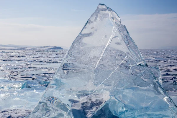 Um hummocks transparente na superfície do lago azul congelado Baikal. Horizon. Gelo transparente azul. floe. Gelo no Lago Baikal . — Fotografia de Stock