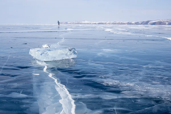 Silueta ženy, bruslení na zamrzlé jezero Bajkal — Stock fotografie