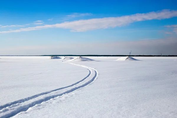 Cross-country σκι πίστα στο όμορφο χειμώνα στη λίμνη σε μια ηλιόλουστη ημέρα — Φωτογραφία Αρχείου
