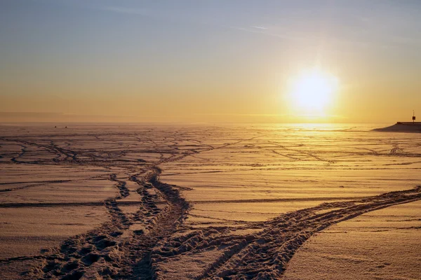Traces de ski de fond au coucher du soleil. Belle scène d'hiver . — Photo