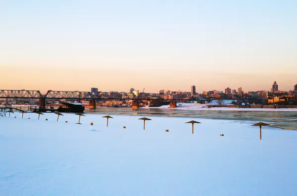 Plaj şemsiyeleri şehir arka plan üzerinde Nehri sahilinde. Panoramik görünüm