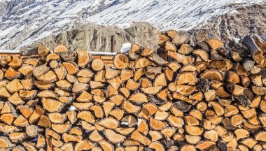 Dağlar arka plan, odun yığını. Kırsal sahne.