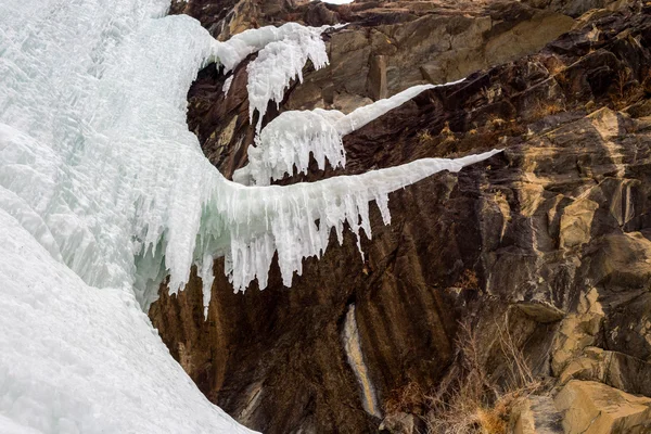 Cascata ghiacciata a scogliera rocciosa in inverno — Foto Stock