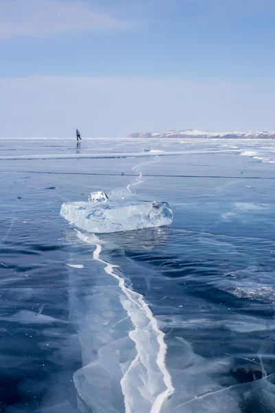 Femme patinant sur le lac Baïkal gelé — Photo