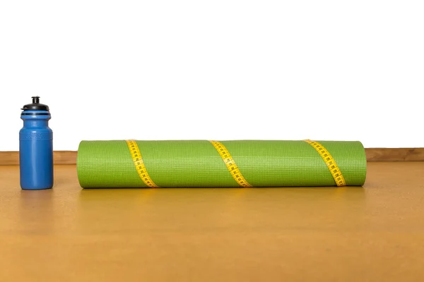 Santimetre teyp, yoga mat ve şişe suyu siz egzersiz için