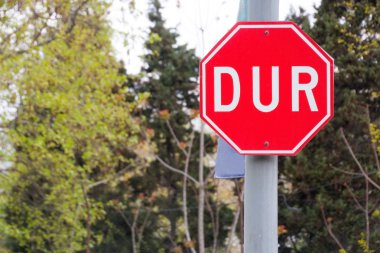 Türk dur işareti süre yeşil ağaçlar arka plan, sokakta