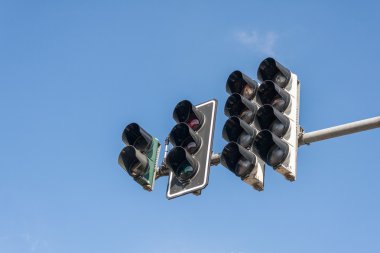 Semaforlar bir şehirde mavi gökyüzü karşı grup