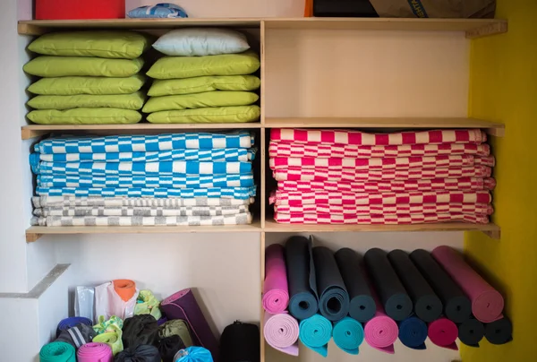 Yoga ekipmanları ile raf. Kavram sağlıklı yaşam tarzı. Renk.