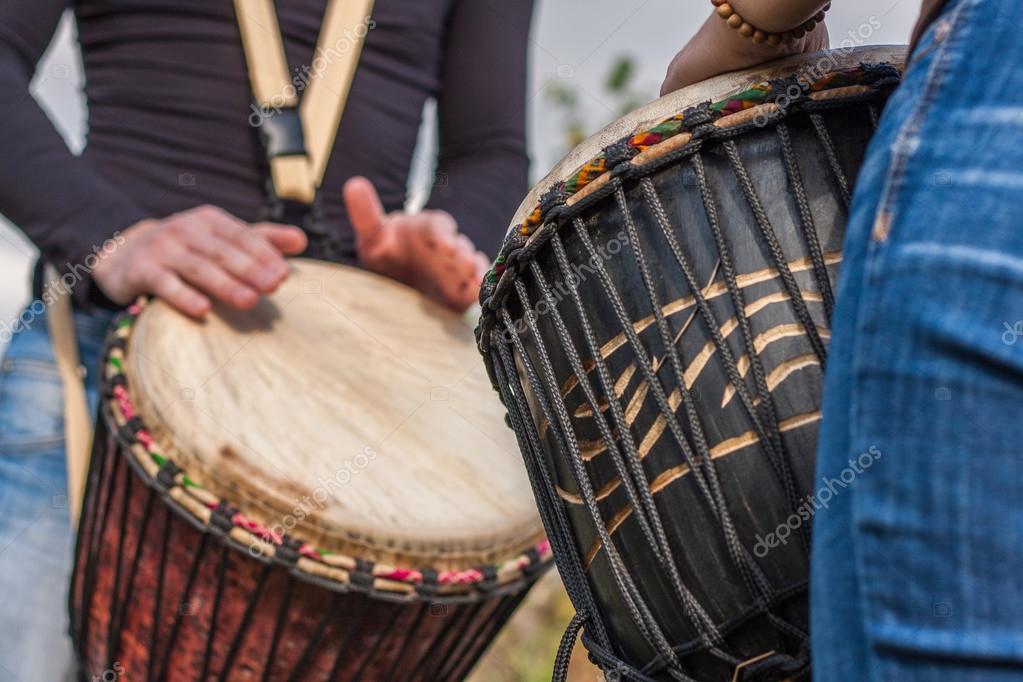 Mani di gente che suona musica a tamburi di djembe — Foto Stock