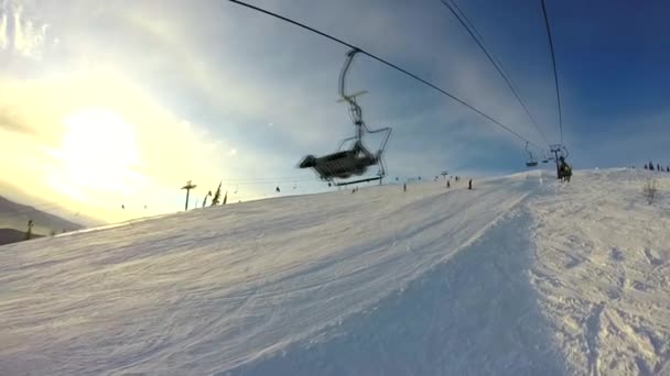 Blick auf die Gipfel der Berge während der Fahrt mit dem Slii-Lift — Stockvideo