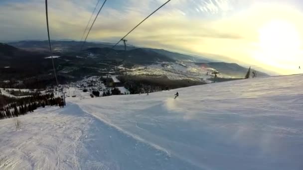 Gå till toppen av bergen på ski hiss — Stockvideo