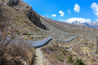 Budist dua bayrakları Annapurna dağ Nepal çevresinde yol boyunca