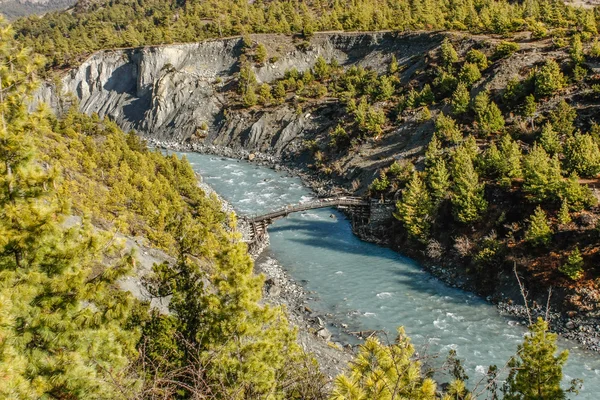 River Valley ahşap kambur bridge ile dağların tepesinden güzel manzara