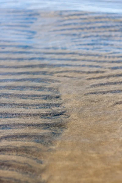 Διαφανή νερού κυματισμός κύματα υφή άμμου και το ηλιακό φως — Φωτογραφία Αρχείου