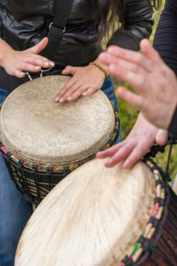 Djembe davul müzik çalma elleriyle