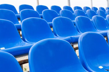 Üst üste Stadyumu'nda boş plastik mavi sandalye. Portre.