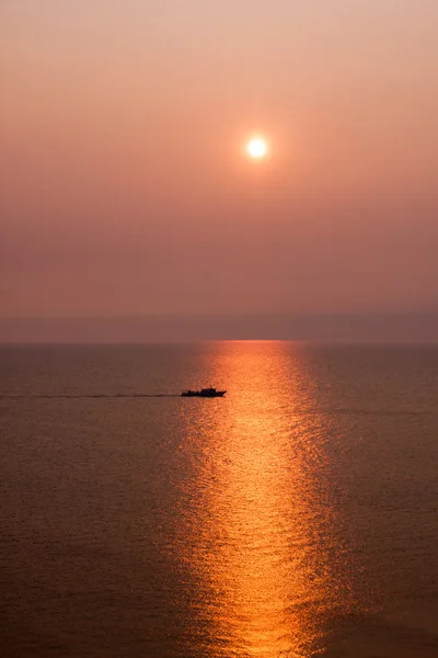 Sunset 'te Bir Gemi