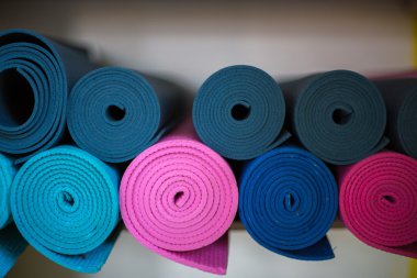 Renkli yoga paspaslar