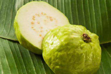 Yeşil guava dilimlenmiş 