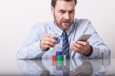 Poker fişleri ile olgun adam 