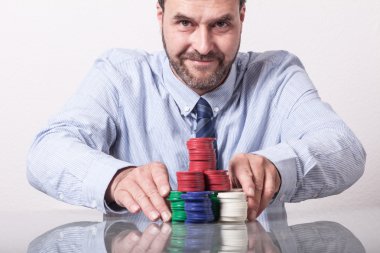 Poker fişleri ile olgun adam 