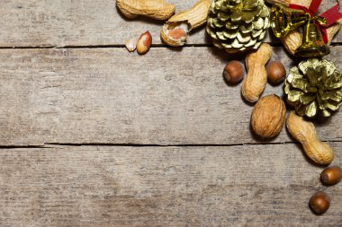 ahşap zemin üzerine fındık