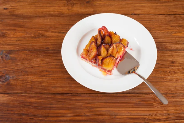 Tarta de ciruela en plato blanco —  Fotos de Stock