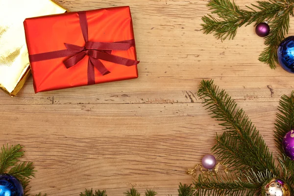 Рождественские подарки на деревянном фоне — стоковое фото